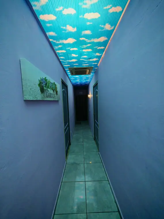 Le couloir de l'étage et son plafond ciel